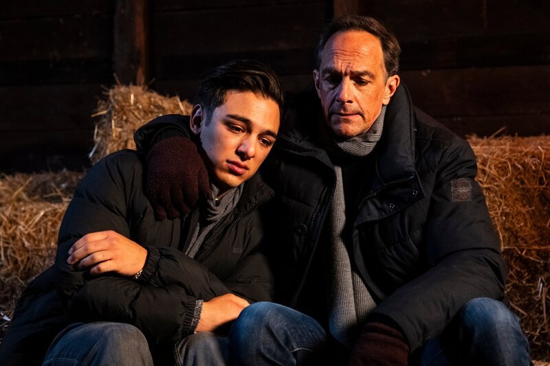 Mike (Harry Blank, rechts) fängt Leon (Joel Akgün, links) in seinem emotionalen Zusammenbruch in der Waldhütte auf. – Bild: BR/​Lena Semmelroggen