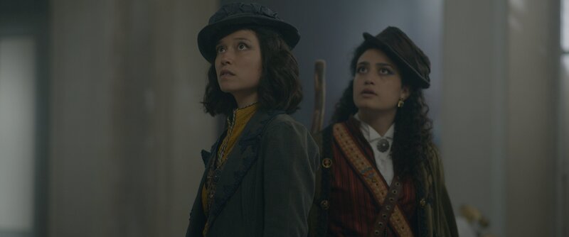 Walida (Shiraz Tzarfati, rechts) und Cora (Léna Laprès, links) sind auf der Suche nach Josie. – Bild: ZDF /​ Cottonwood Media – ZDF – ZDF Studios