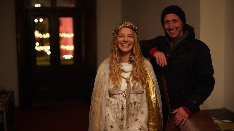 Willi mit Christkind Christina. – Bild: ZDF und BR/Filmbüro Münchner Freiheit GmbH/Zeno Legner Willi mit Christkind Christina. – Bild: ZDF und BR/Filmbüro Münchner Freiheit GmbH/Zeno Legner