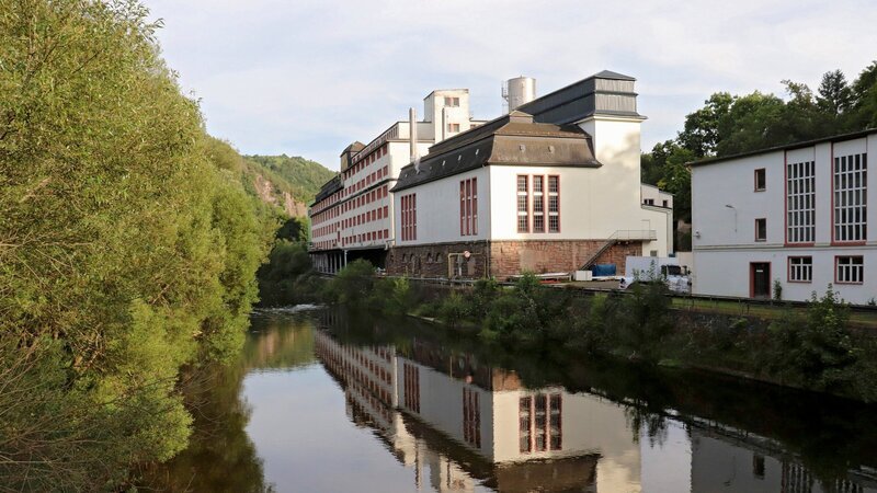 Das Saalfelder Schokoladenwerk am Ufer der Saale. – Bild: ZDF und MDR/Rolf Sakulowski Das Saalfelder Schokoladenwerk am Ufer der Saale. – Bild: ZDF und MDR/Rolf Sakulowski