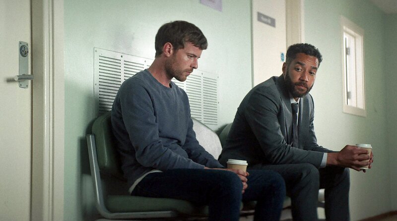 Dr.  Hunter (Harry Treadaway, li.) und Inspector Mackenzie (Samuel Anderson, re.) haben Jenny ins Krankenhaus gebracht. – Bild: Cuba Pictures/​Paramount+