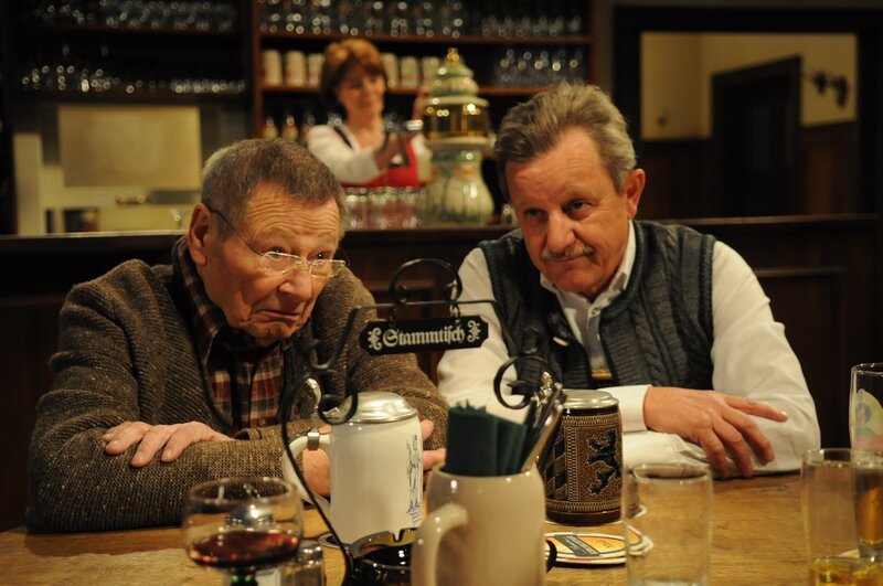 Alois und Bürgermeister Schattenhofer wünschen sich die alten Stammtischtraditionen zurück. Von links: Alois Preissinger (Erich Hallhuber) und Bürgermeister Schattenhofer (Werner Rom). – Bild: BR/​Jo Bischoff