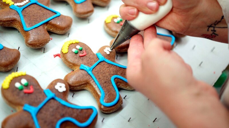 Pfefferkuchenmännchen wird verziert – Bild: MDR/​Jan Mammey
