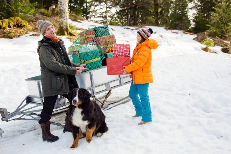 Fritz Fuchs (Guido Hammesfahr, l.) und seine Kusine Charlie (Géraldine Raths, r.) haben die verlorengegangenen Geschenke gerettet. Jetzt müssen sie nur noch den Weg zur Weihnachtshütte finden. – Bild: ZDF/​Andrea Hansen Fotografie