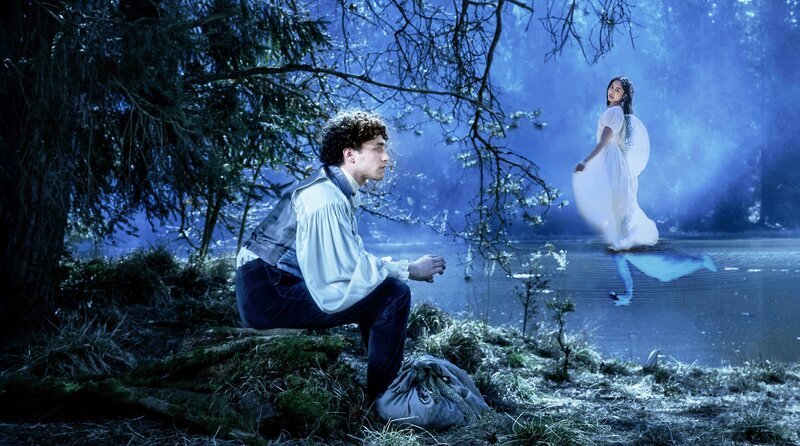 Die Geschichte des klassischen Balletts „Schwanensee“ von Tschaikowski wird vom SWR für die ARD-Märchenreihe ‚Sechs auf einen Streich‘ neu erzählt. Vor der Kamera stehen u. a. Samirah Breuer als Schwanenmädchen, Riccardo Campione als Prinz Friedrich, Silke Bodenbender als Königin Luise, Fritz Karl als Zauberer Rotbart und Aykut Kayacik als Schlosskoch. – Bild: SWR/​kurhaus produktion/​Patrick Pfeiffer