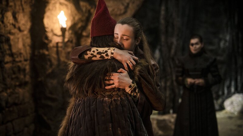 Tinka trifft Flora (beide Josephine Chavarria Højbjerg) in der Trollgruft wieder. – Bild: BR/​TV 2 Denmark/​Per Arnesen