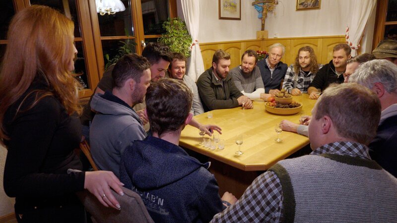 Die Klöckler zu Besuch bei einem Bauernhof. – Bild: ZDF und ORF/​Alpha Vision Film