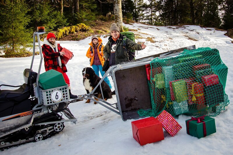 Ach du Schreck. Bei der rasanten Fahrt ist der Schlitten umgekippt. Ist das etwa der Weihnachtsmann (Sebastian Edtbauer, l.)? Klar, dass Charlie (Géraldine Raths, M.) und Fritz Fuchs (Guido Hammesfahr, r.) helfen wollen. Wie sonst kämen die Kinder an Weihnachten an ihre Geschenke? – Bild: ZDF und Andrea Hansen Fotografie