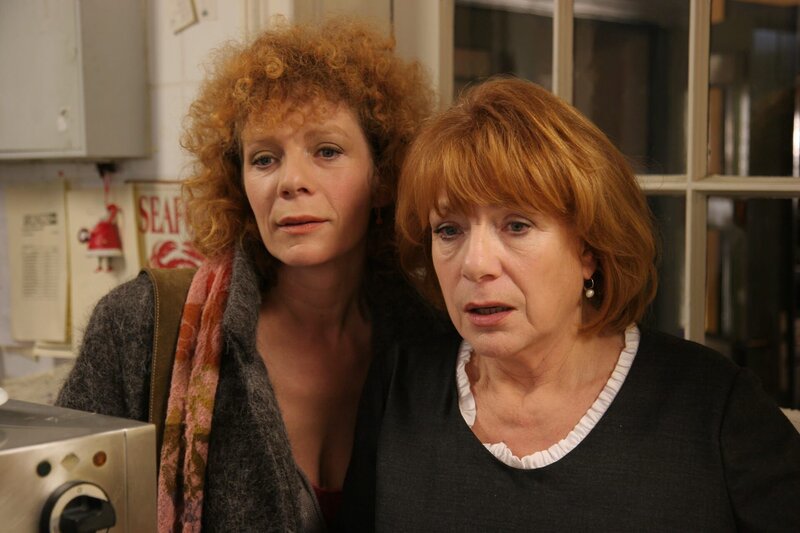 Muriel (Nina Hoger, l.) und ihre Mutter (Hannelore Hoger, r.) sind schockiert. Kurz vor Weihnachten sollen sie ihre Existenz aufgeben: Ihr kleines Familienrestaurant soll abgerissen werden, um einem Luxushotel zu weichen. – Bild: Honorarfrei – nur für diese Sendung bei Nennung ZDF und Stephan Persch.