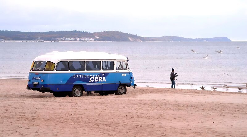Die Oder trägt viele Geschichten mit sich – von der Quelle im Odergebirge bis zur Mündung in die Ostsee. Über Jahrhunderte war sie Lebensraum und Transportweg, war „letzte Front“ im Zweiten Weltkrieg und „Friedensgrenze“ zwischen Polen und der DDR. Aber was wissen wir wirklich über diesen Fluss? „Expedition Oder“ begibt sich auf Entdeckungsreise. – Am Strand von Swinoujsce – Bild: rbb/​Guido Kilbert