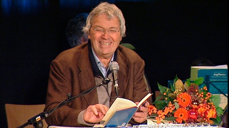 Gerhard Polt hat sich zum „Abfent“ seine eigenen Gedanken gemacht, die sich nicht immer mit den Erwartungen decken, die gemeinhin mit Weihnachten verbunden werden. Er seziert das vorweihnachtliche Pflichtprogramm der bayerischen Kleinfamilien mit Poltschem Humor und erzählt Geschichten, die alle wahr sind. – Bild: BR/​megaherz gmbh