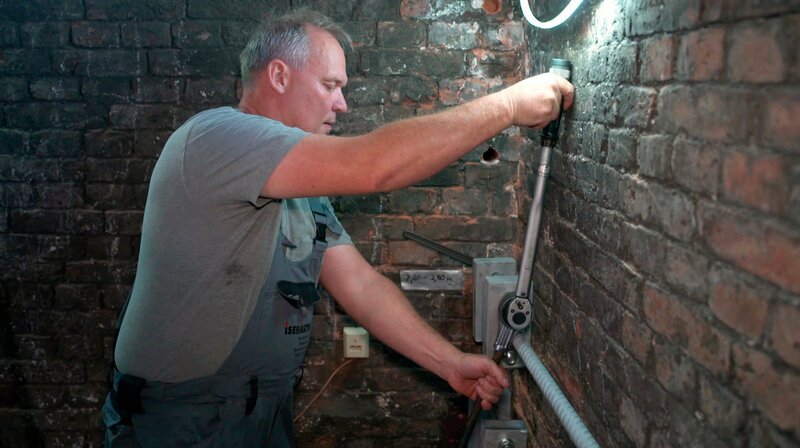 Olaf Zietz beim Einziehen der Bewährungsstangen. – Bild: NDR