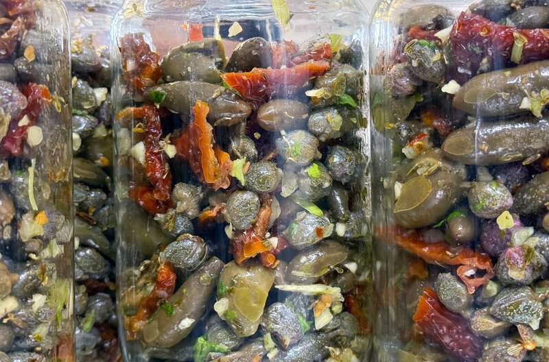 Kapern und Kapernäpfel werden auf Salina zu leckeren Antipasti verarbeitet. – Bild: Heike Nikolaus