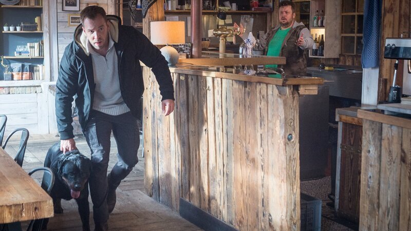 Kommissar Pöhlmann (Dominic Booer, l.) ist gezwungen, den Hund als Beweismittel mitzunehmen. Hat Arne Weiss (Till Butterbach, r.) Hundetrainerin Christin Neuhaus im Park getötet? Aber warum? Hatte die engagierte Tiertrainerin Kritik an seiner Hundehaltung? – Bild: ZDF /​ Meyerbroeker