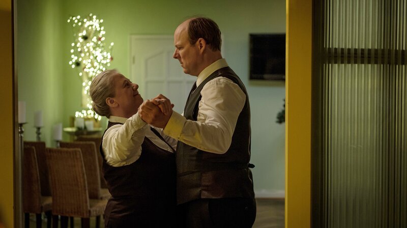 Mehr als ein Tänzchen? Frau Bleckmann (Regine Hentschel) und Herr Töteberg (Stephan A. Toelle) – Bild: NDR/​Gordon Timpen