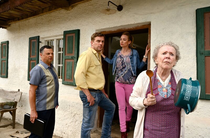 Die Oma (Enzi Fuchs, re.) trommelt die Familie zusammen (v. li. n. re.): Leopold (Gerhard Wittmann), Franz (Sebastian Bezzel) und Susi (Lisa Maria Potthoff) – Bild: ARD Degeto/​BR/​Constantin Film Produktion/​Bernd Schuller