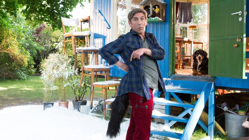 Am Bauwagen geschehen seltsame Dinge: Frau Holle lässt es schneien und Fritz Fuchs (Guido Hammesfahr) verwandelt sich in einen Hund. Das kann doch nur ein Märchen sein. – Bild: ZDF und Zia Ziarno