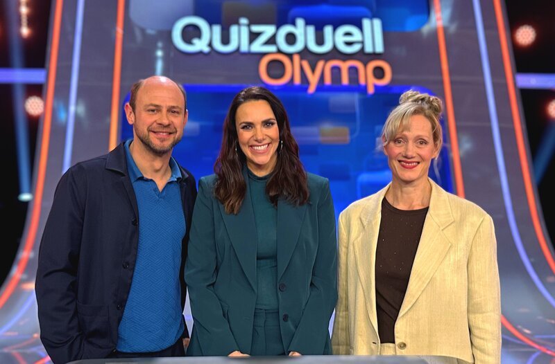 Moderatorin Esther Sedlaczek (M.) mit den Kandidaten des Teams „Schauspiel“: Moritz Führmann (l.) Anna Schudt (r.). – Bild: ARD/​ITV Studios