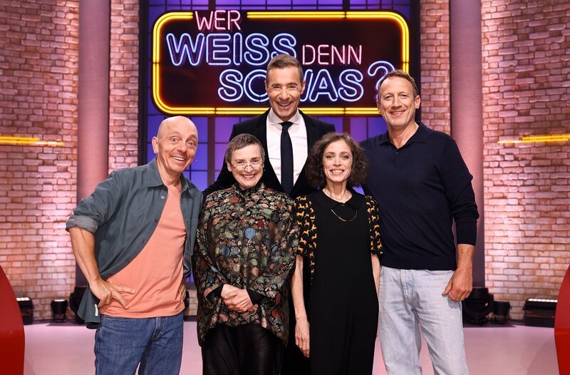 Moderator Kai Pflaume (M.) und seine Rateteam-Kapitäne Bernhard Hoëcker (l.) und Wotan Wilke Möhring (r.) begrüßen in dieser Sendung die Schauspielerin und Regisseurin Katharina Thalbach (2.v.l.) und ihre Tochter, die Schauspielerin Anna Thalbach (2.v.r.). – Bild: ARD/​NDR/​UFA SHOW & FACTUAL/​Morris Mac Matzen