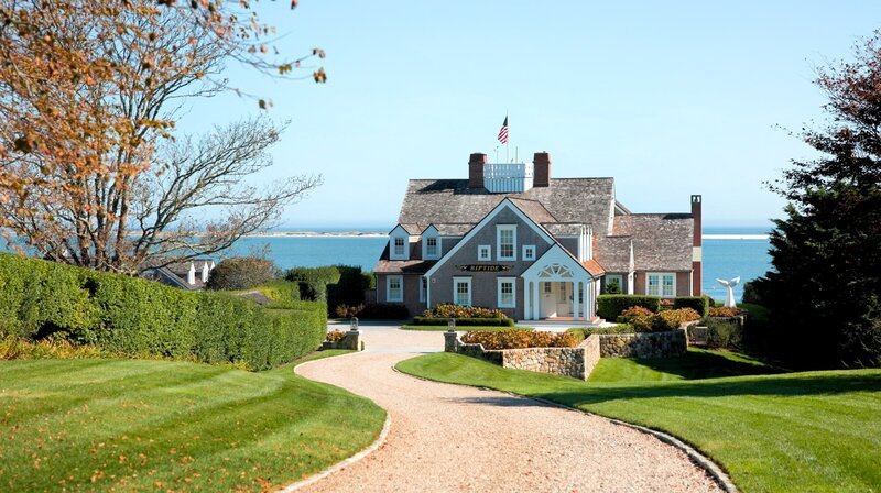 Früher ein bescheidener Bungalow, heute eines der ikonischen Häuser auf Cape Cod: Das „Riptide“ wurde in den 1930er Jahren im Colonial Revival-Stil erweitert. – Bild: NDR/​Julian Ringer