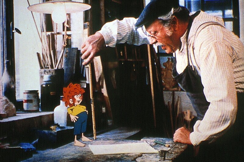 Für Pumuckl baut Meister Eder (Gustl Bayrhammer) ein kleines Holzbett. – Bild: Bayerischer Rundfunk