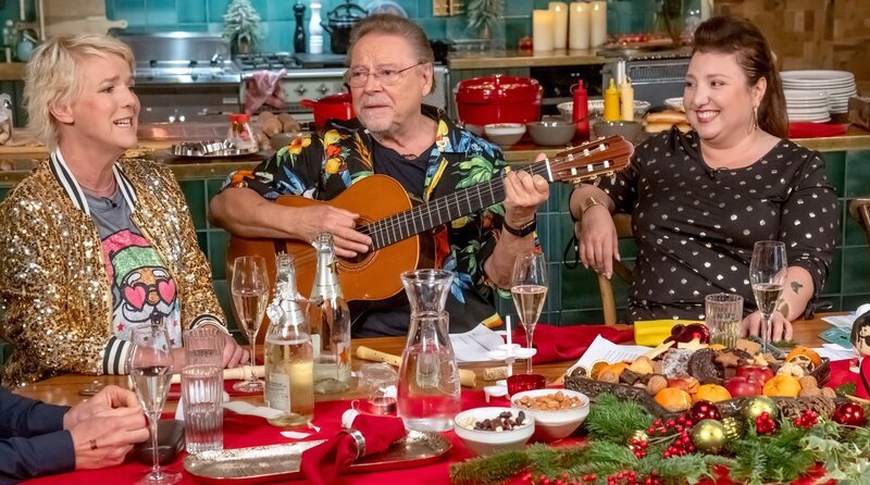 WDR Fernsehen LEGENDÄR: WEIHNACHTEN MIT JÜRGEN VON DER LIPPE: „Gute Geschenke, Scheiß Geschenke“, am Mittwoch (24.12.25) um 23:50 Uhr. Weihnachten – das Fest der Liebe, der Familie … und der völlig misslungenen Geschenke! In der 90-minütigen Weihnachtssendung „Gute Geschenke, Scheiß Geschenke“ lädt Altmeister Jürgen von der Lippe zu einem festlich-fröhlichen Abend ein, bei dem garantiert kein Auge trocken und kein Spaß unausgelassen bleibt! v.l.n.r. Mirja Boes, Jürgen von der Lippe, Meltem Kaptan – Bild: WDR/​Oliver Ziebe