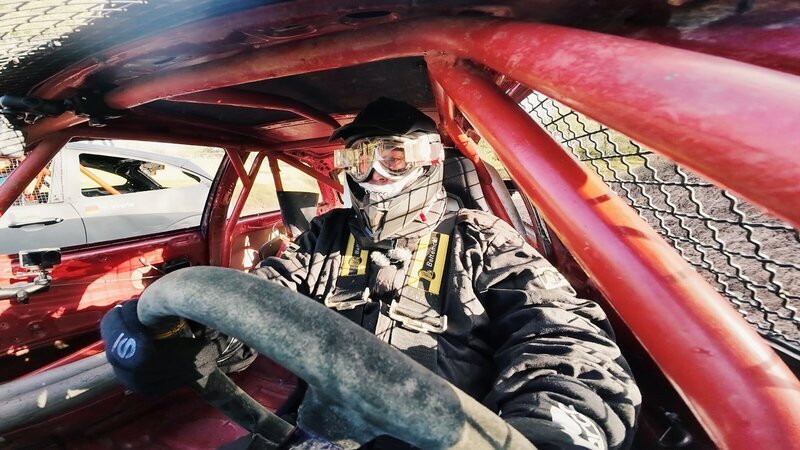 Waldi bei einem Stockcar-Rennen – Bild: ZDF und Warner Bros. Deutschland