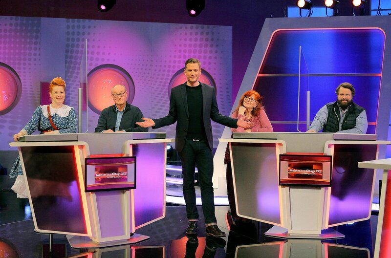 Moderator Florian Weber (Mitte) überprüft im Wissensquiz „Meister des Alltags“ die Praxisnähe seiner prominenten Kandidaten, v. li.: Enie van de Meiklokjes, Bodo Bach, Alice Hoffmann und Antoine Monot Jr. – Bild: SWR/​Peter A. Schmidt