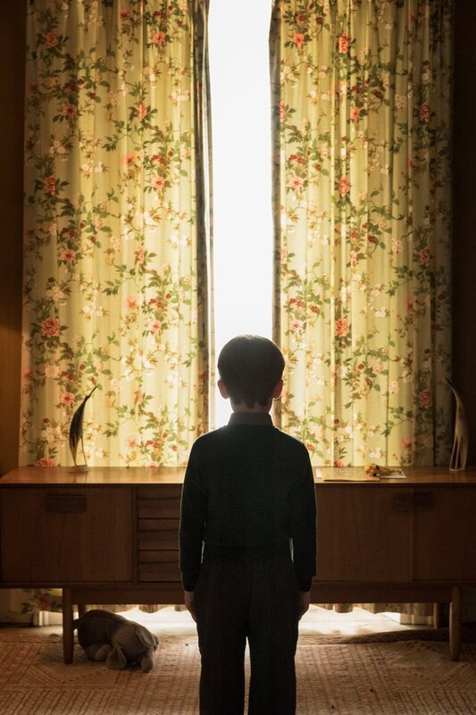 Nichts ist was es scheint: James Quinn Markey als Chris O’Neill. – Bild: SRF/​Praesens Film