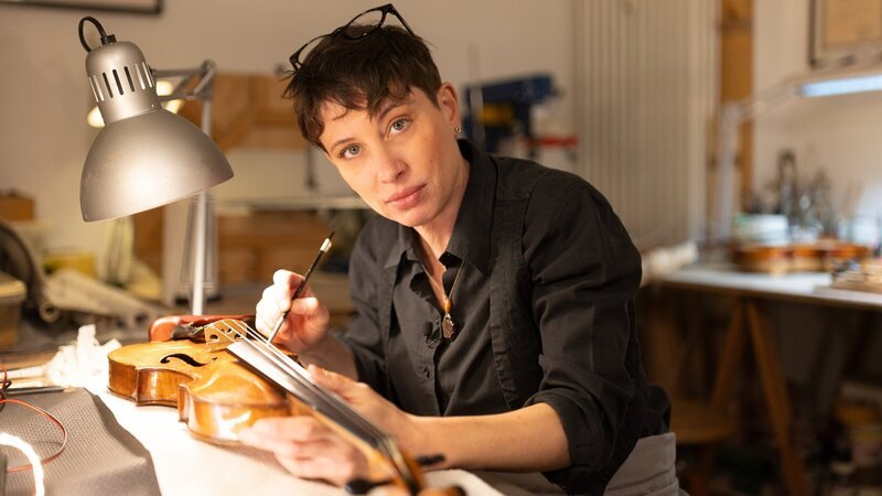 Selbständig mit Behinderung: Caroline Tallone ist Musikerin und Geigenbauerin. – Bild: ZDF und Martin Langner