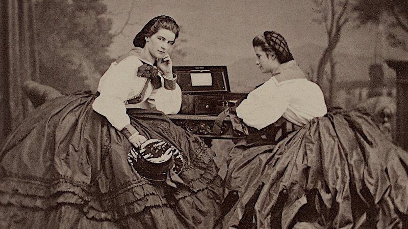Sisis unglückliche Schwestern Marie (links) und Mathilde (rechts), Foto vor der Kulisse von Rom, 1861, Privatbesitz. – Bild: 3sat