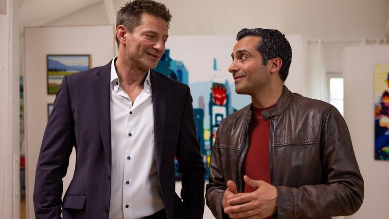 Die Kommissare Hansen (Igor Jefti?, l.) und Kaya (Baran Hêvî, r.) ermitteln in einer Kunstgalerie. – Bild: ZDF und Linda Gschwentner