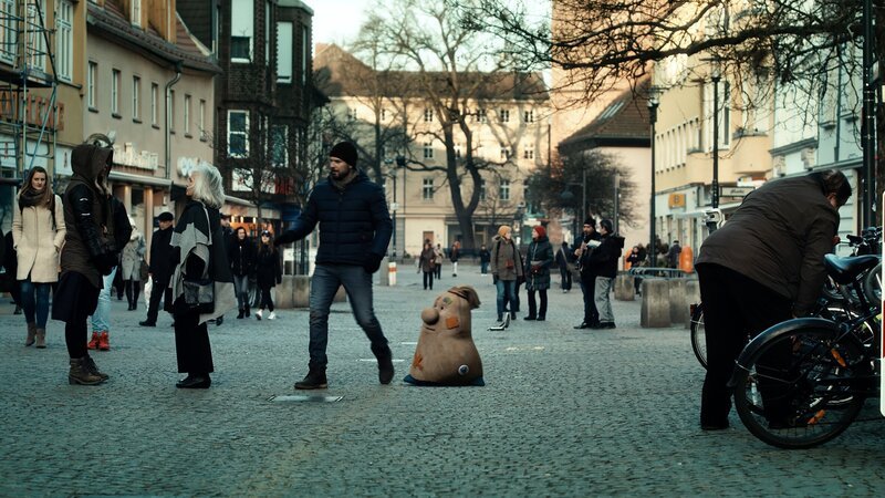 Sascha (Simon Böer) und Beutolomäus suchen die Stadt nach den sechs Kristallen ab, die zusammen das Herz der Weihnacht ergeben. – Bild: KiKA/​WunderWerk