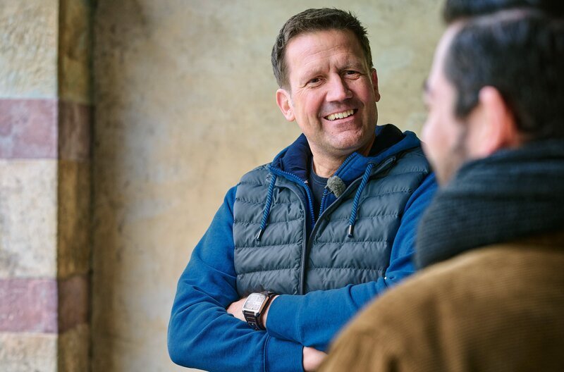 SWR Moderator Jens Hübschen hat Quiz-Fragen im Gepäck. Er will testen, was die Mitmenschen so über ihre Stadt und ihr Land wissen. – Bild: SWR/Patrick Pfeiffer SWR Moderator Jens Hübschen hat Quiz-Fragen im Gepäck. Er will testen, was die Mitmenschen so über ihre Stadt und ihr Land wissen. – Bild: SWR/Patrick Pfeiffer