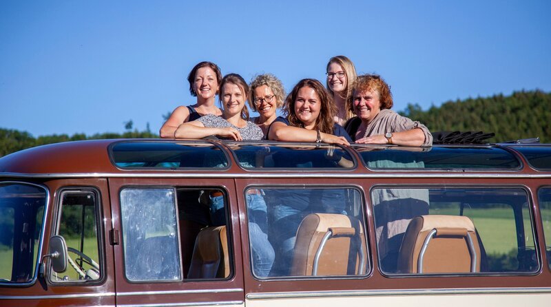 Die Landfrauen, vlnr: Barbara Grimm, Melanie Seeber, Maria Neher, Kerstin Riek, Stefanie Renz, Sandra Kochan. – Bild: SWR/​Anne Deiss