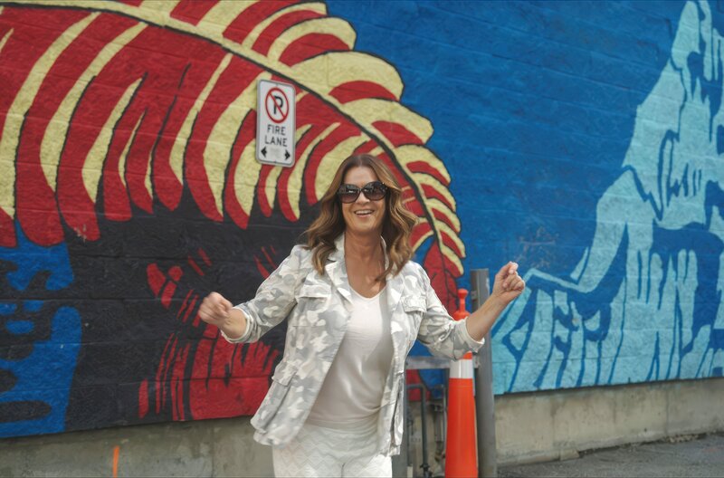 Katarina Witt tanzt zu Straßenmusik in Calgary. – Bild: NDR /​ NDR Presse und Information