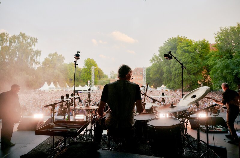 Element of Crime in der Zitadelle Spandau. – Bild: rbb/Noel Richter Element of Crime in der Zitadelle Spandau. – Bild: rbb/Noel Richter