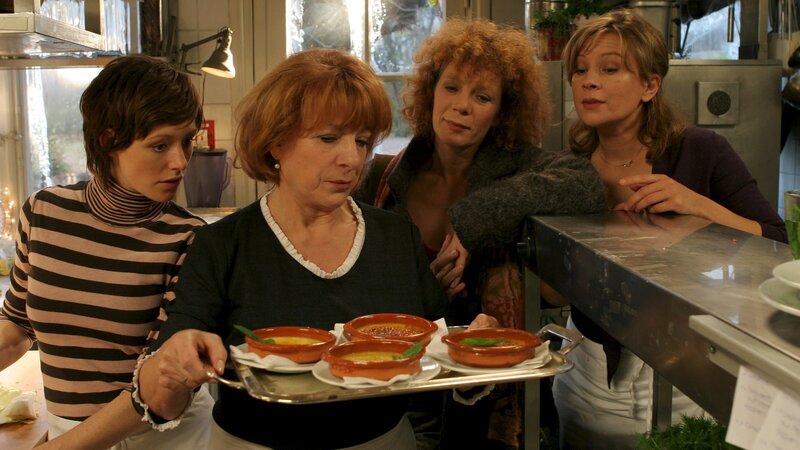 Maren (Hannelore Hoger) hat alle Mühe, ihren drei Töchtern Merle, Muriel und May-Brit ein harmonisches Weihnachtsfest zu bereiten. – Bild: Stephan Persch