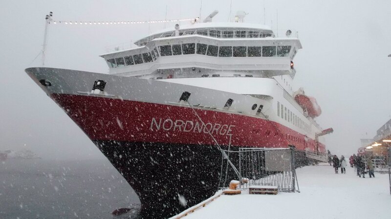 Hurtigruten-Schiff „Nordnorge“ im Winter an der Pier. – Bild: docteam/​wolfgang wegner