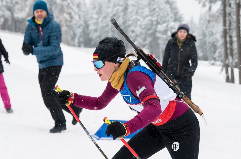 Klara Wegner wird auf der Rennstrecke von ihren Eltern angefeuert. V.l.n.r.: Dominik Wegner (Jens Atzorn), Klara Wegner (Caroline Cousin), Silke Wegner (Julia Malik) – Bild: ARD/​Jens Ulrich Koch