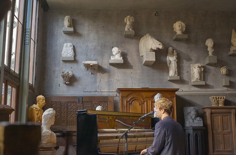 Tom Odell präsentiert im Musée Bourdelle in Paris vor einer Skulpturenkulisse seinen Song „Best Day of My Life“. – Bild: klangmalerei.tv