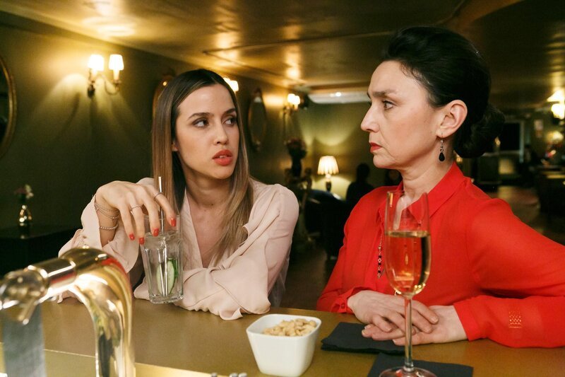 Als Simone (Tatjana Clasing, r.) den Plan verfolgt, auf die BDE-Geschäftsführerin einzuwirken, trifft sie unerwartet auf Chiara (Alexandra Fonsatti). – Bild: RTL /​ Kai Schulz