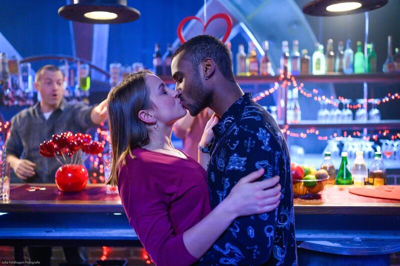 Moritz (Tijan Njie) genießt für einen Moment den Kuss mit Lucie (Julia Wiedemann). – Bild: RTL /​ Julia Feldhagen