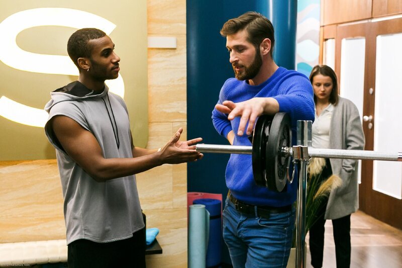 Moritz (Tijan Njie, l.) spricht mit Deniz (Igor Dolgatschew) und ahnt nicht, wie sehr er Lucie (Julia Wiedemann) mit seinen harten Worten verletzt hat. – Bild: RTL /​ Kai Schulz