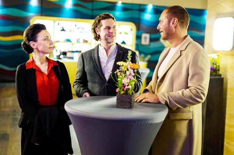 Simone (Tatjana Clasing), Richard (Pierre Leirich) und Niclas (Ron Holzschuh, M.) schauen vorfreudig den anstehenden Ereignissen entgegen. – Bild: RTL /​ Willi Weber