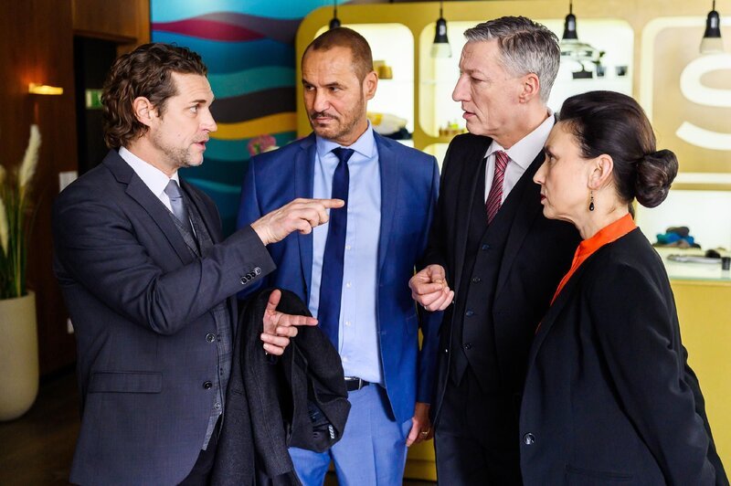 Niclas (Ron Holzschuh, l.) versucht in Gegenwart von Richard (Silvan-Pierre Leirich, 2.v.l.) und Simone (Tatjana Clasing) die Situation vor Georg (Folke Paulsen) zu retten. – Bild: RTL /​ Willi Weber