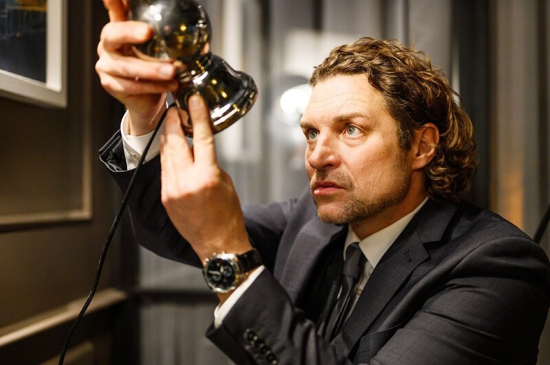 Niclas (Ron Holzschuh) sucht nach Überwachungskameras und lässt seiner Wut freien Lauf. – Bild: RTL /​ Willi Weber