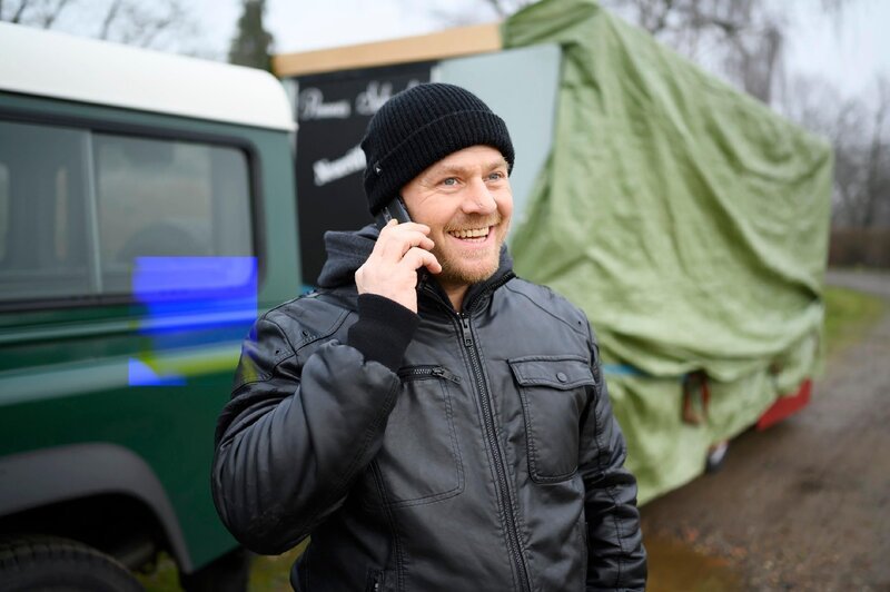 Chiara entdeckt unerwartet den Dieb (Dustin Semmelrogge) des Imbisswagens … – Bild: RTL /​ Julia Feldhagen