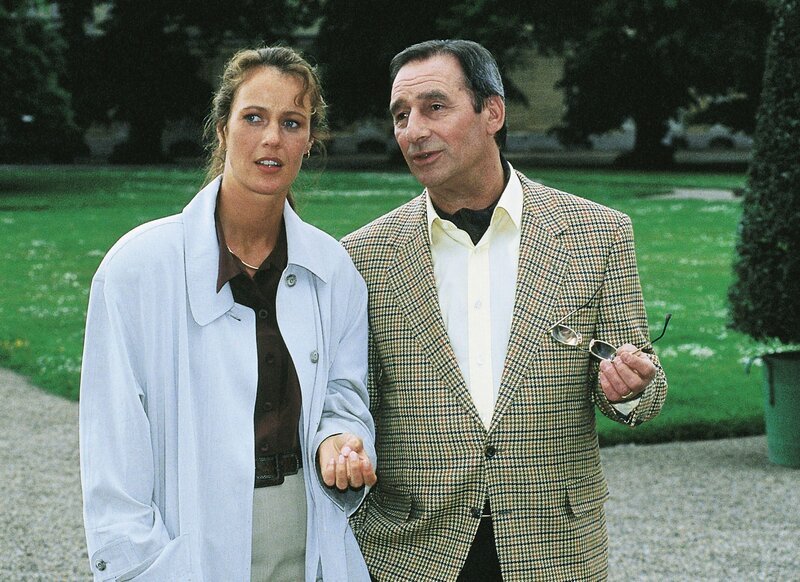 Oberstaatsanwalt Gerhard Lotze (Henry van Lyck) teilt Staatsanwältin Charlotte Glaser (Britta Schmeling) mit, dass sie es schwer haben wird, ihre Theorie im Fall Bittner zu beweisen. – Bild: RTL