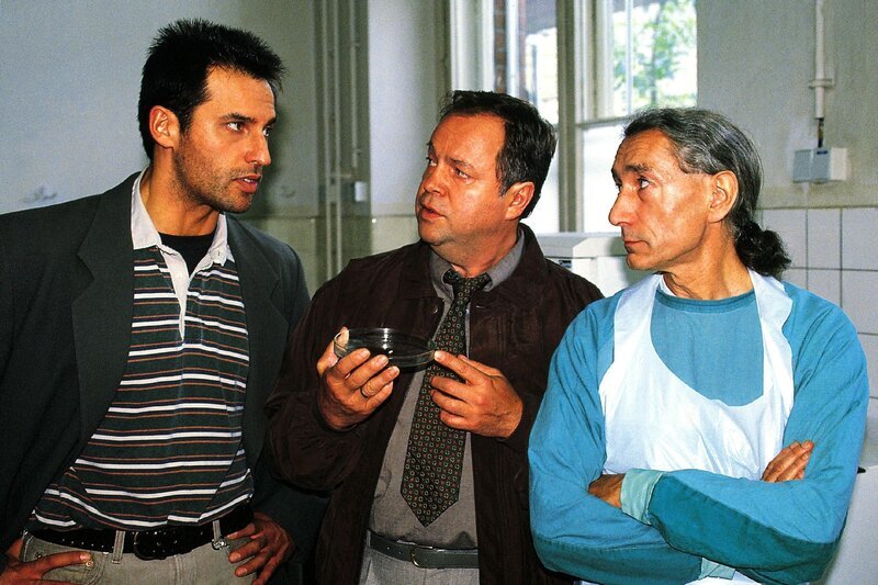 Mike Eschenbach (Matthias Bullach, li.) und Stefan Kehler (Wolfgang Bathke, Mi.) erfahren vom Pathologen (Rüdiger Tuchel) interessante Neuigkeiten über die beiden Schüler, die beim S-Bahn-Surfen ums Leben kamen. – Bild: RTL